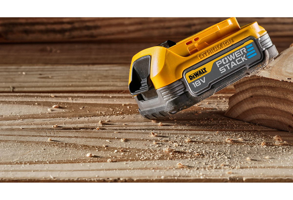 Απεικονίζεται η μπαταρία δπίλα σε κομμένο ξύλο.